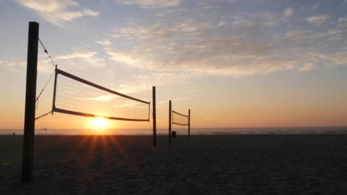 美国加利福尼亚海岸日落海滩运动场上的排球网剪影。
