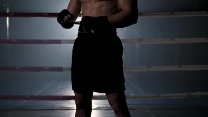 男性拳击手在战斗前包手。年轻运动员准备战斗的特写镜头。男人在准备。运动概念。高质量4k镜头