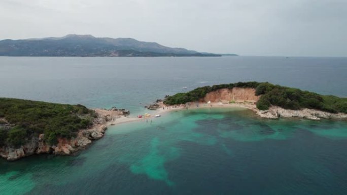 阿尔巴尼亚碧绿水的Ksamil群岛热带海滩的鸟瞰图