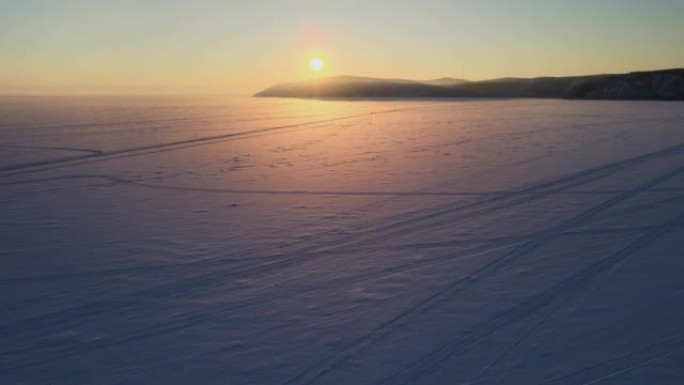 贝加尔湖被冰覆盖。在朦胧的日落中飞越冰冷的荒原