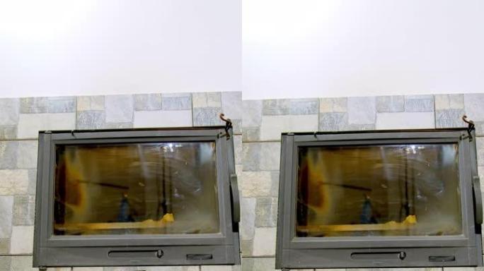 机器人真空吸尘器沿着地板经过厨房的烤箱
