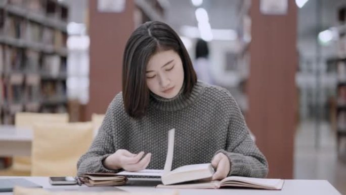 亚洲学生在图书馆读书