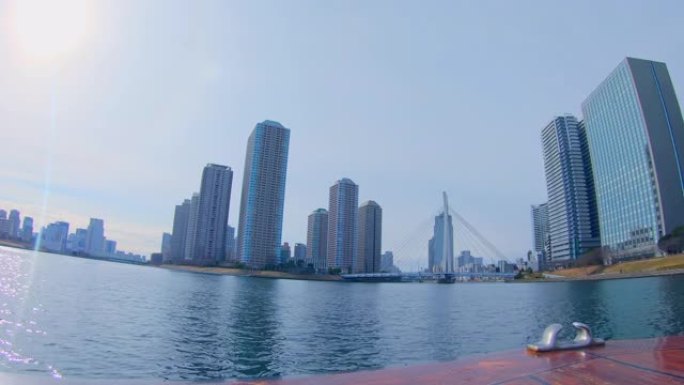 从东京河上航行的船上看到的风景