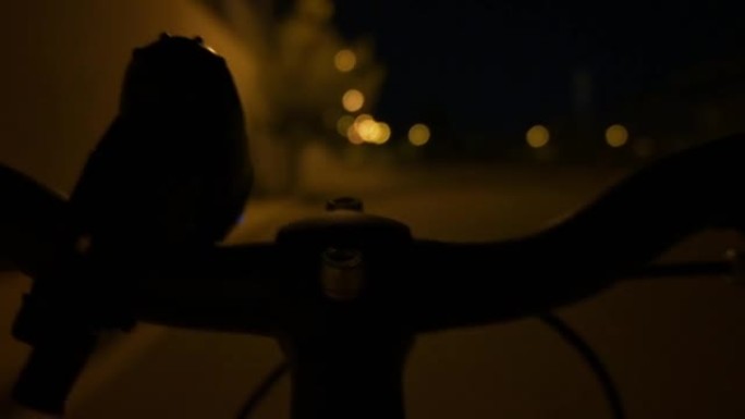 专注于带有bokeh灯的自行车车把夜间视频。