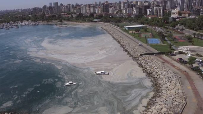 土耳其伊斯坦布尔马尔马拉海沿岸港口附近海岸粘液的鸟瞰图。