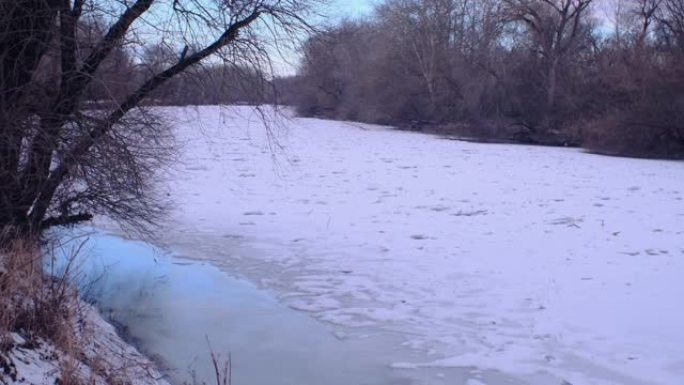 冰破碎的冰冻河流景观