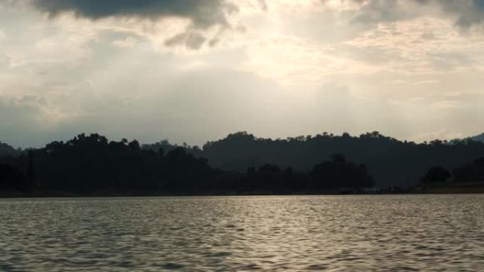 泰国苏拉塔尼 (rajaprabha) 大坝 (泰国桂林) 的乘船旅行。日落时间