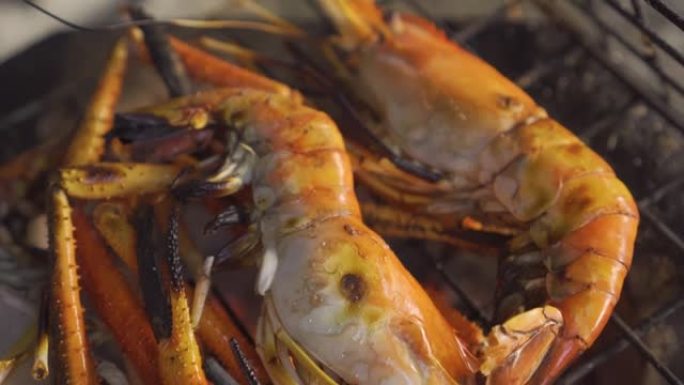 巨型淡水虾在传统火炉上烧烤。假日假期烧烤海鲜菜单。泰国菜。泰国。