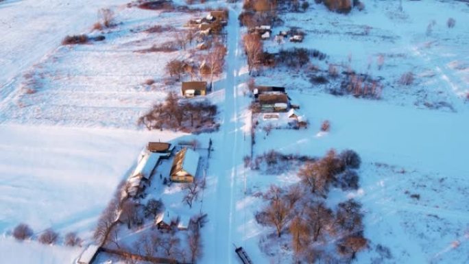 冬季村庄的木制房屋。雪中的乡村别墅。鸟瞰图。