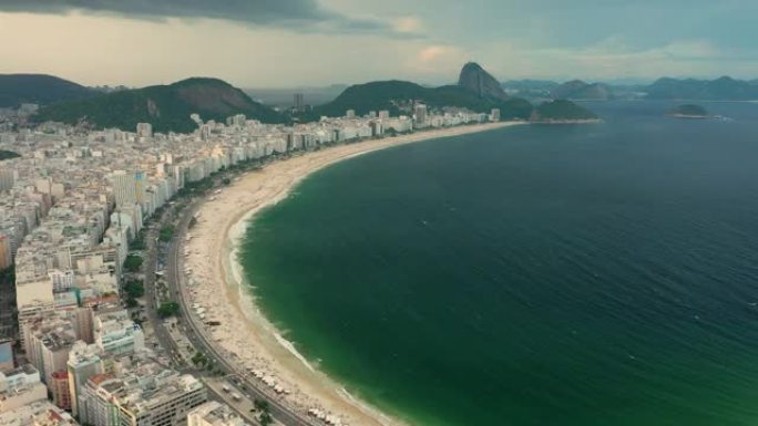 里约热内卢市传奇海滩科帕卡巴纳 (Praia de Copacabana) 的鸟瞰图 -- 南美洲巴