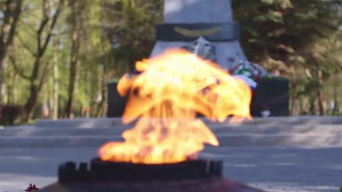 燃烧着永恒火焰的俄罗斯纪念碑，纪念胜利日5月9日
