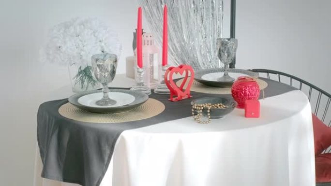 情人节晚餐供应精美的节日餐桌。