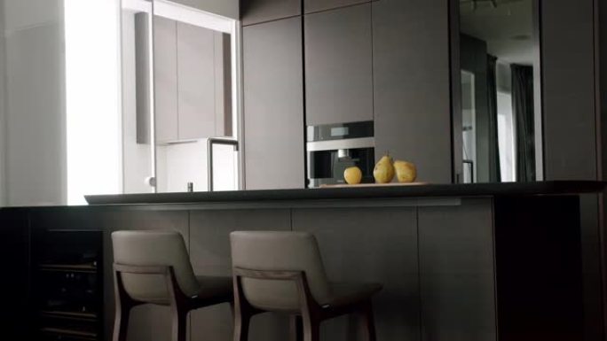 真正的公寓简约厨房房间。带现代椅子的现代餐桌
