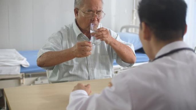 男医生向患者提供有关医疗用途的建议