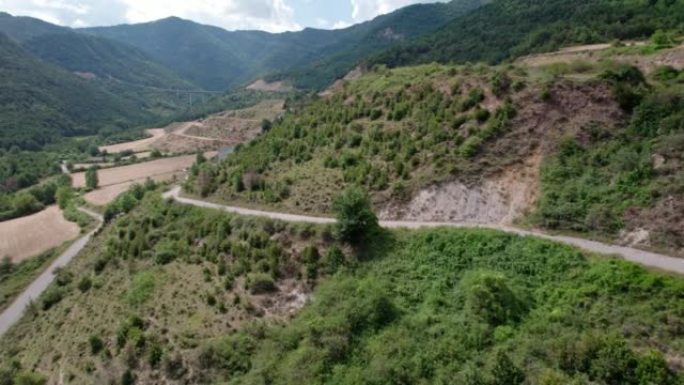 山景中的快速入门之路。穿过山间桥的高速公路。