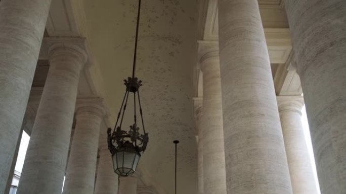梵蒂冈圣彼得广场的巨大柱子。