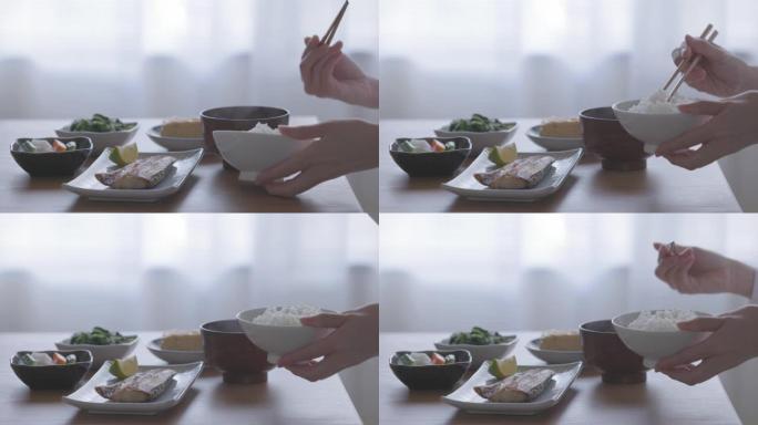 吃日本早餐的女人的手