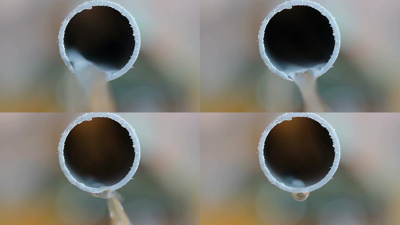 彩色模糊背景的聚氯乙烯管道塑料管流出的水