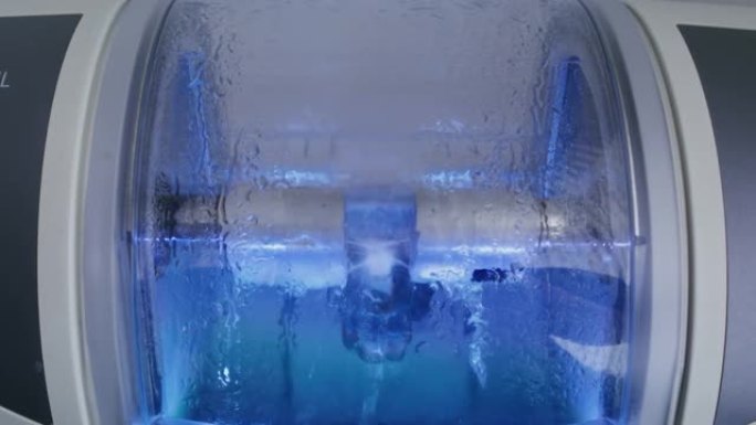 数控牙科机器通过旋转和用水抛光制造牙科植入物