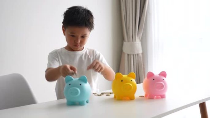 亚洲男孩在存钱罐里存钱。储蓄和银行业务的概念