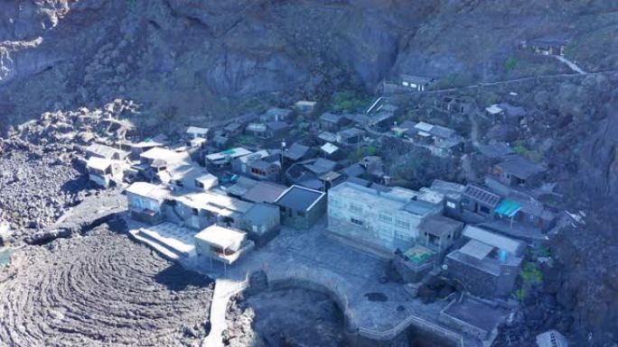 在熔岩上的老村庄Pozo de Las Calcosas上空拍摄的空中弧线