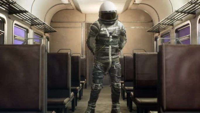宇航员害羞，在星际空间火车上以超光速疾驰。幻想太空旅行的概念。该动画非常适合太空，幻想和科幻背景。