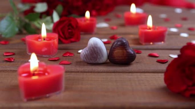 情人节概念巧克力糖果和带蜡烛的红玫瑰