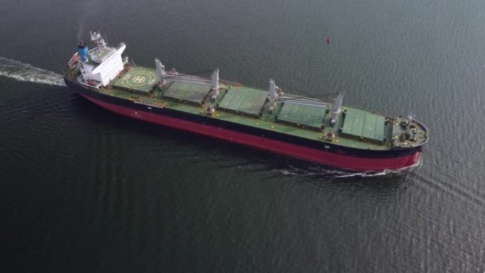 大型普通货船油轮散货船，自上而下的鸟瞰图。