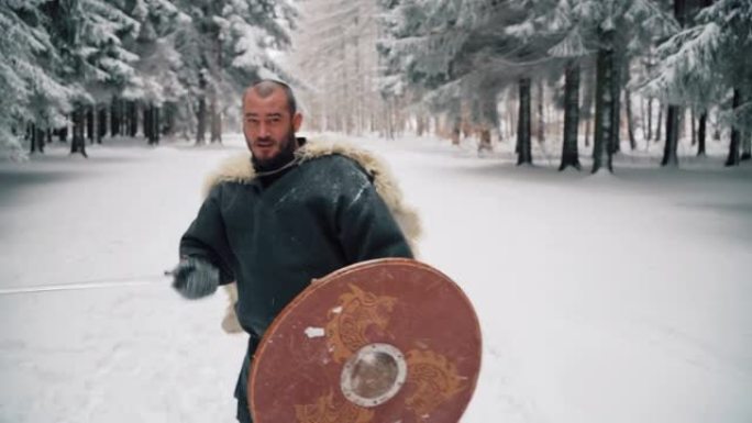 中世纪战士，用剑展示他的技能