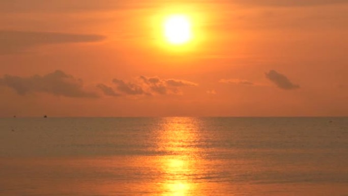 日出时宁静的海滩海上金色海岸唯美红日