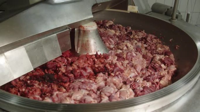 在大型离心机中，腌制肉类鸡肉香料。香肠的生产