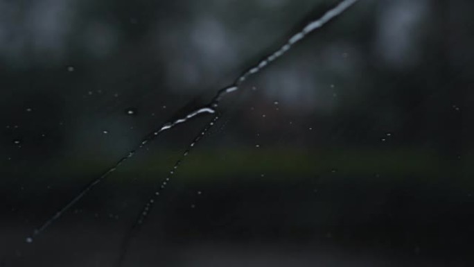 雨一直打在汽车的前部，直到看不见道路。