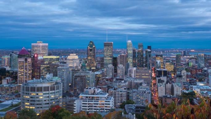加拿大魁北克省蒙特利尔秋季金融区现代办公楼的黄昏至夜间延时视图
