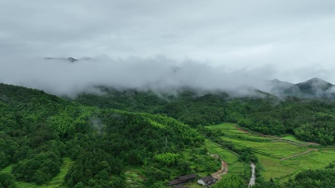 航拍深山里的小村庄