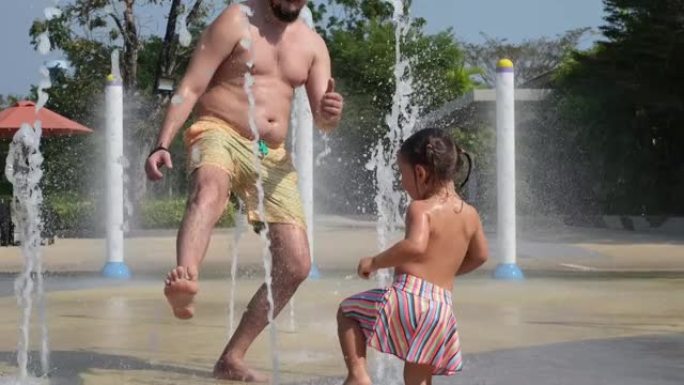 爸爸和宝宝玩水