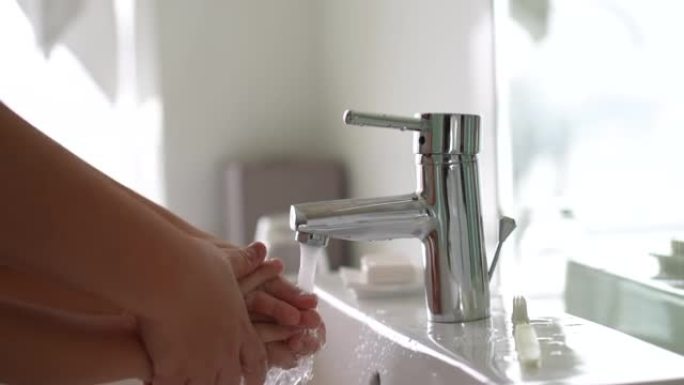 亚洲孩子用肥皂洗手。清洁和保健的概念