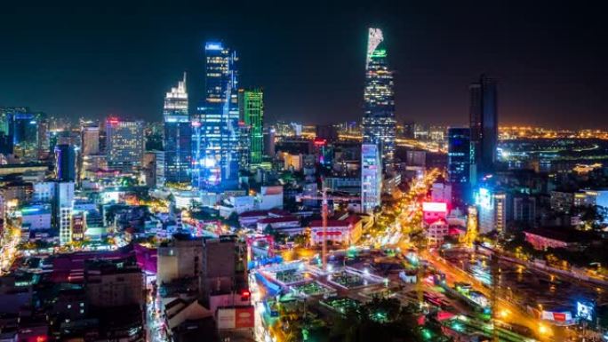 越南又名西贡胡志明市的延时视图，显示金融区的高峰时间交通和地标性建筑，缩小