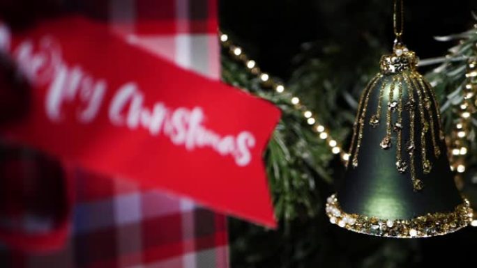 带有礼品袋的圣诞树上悬挂着圣诞铃铛装饰
