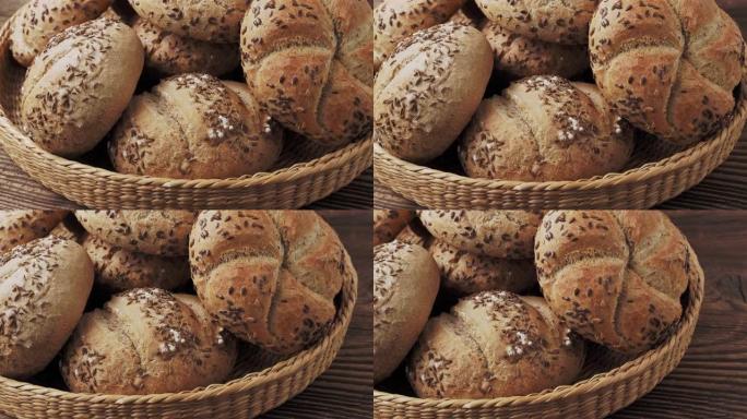 柳条篮，配有精选面包和糕点。烘焙产品的分类