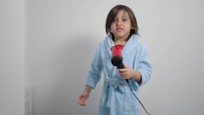 一个五岁男孩的肖像，穿着蓝色浴袍洗澡后，干了