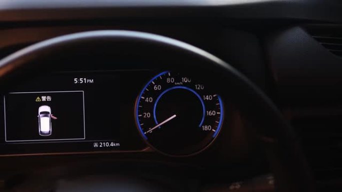 电动汽车仪表板显示。电动汽车充电指示充电进度，