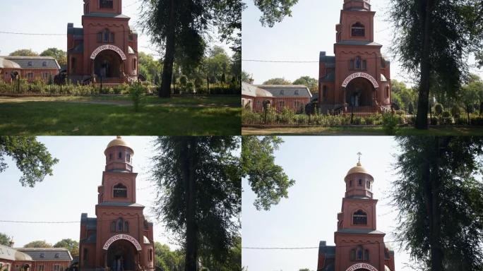 平移坐落在树林中的俄罗斯东正教教堂