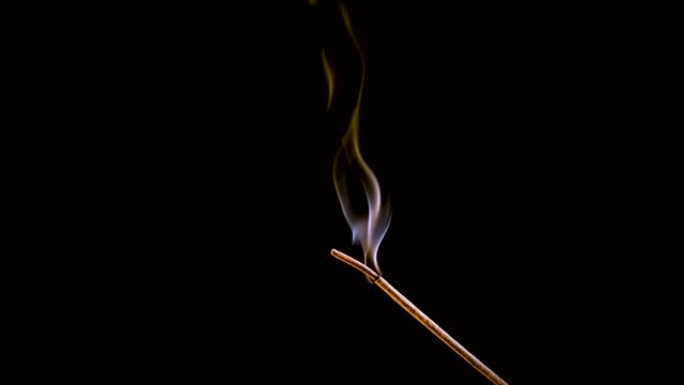 一根香棒燃烧冒烟。