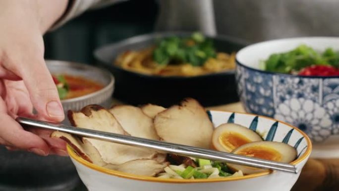 日本拉面亚洲汤面，牛肉或鸡肉，蘑菇和鸡蛋，厨师用传统的韩国中餐烹饪。美味的越南菜特写。