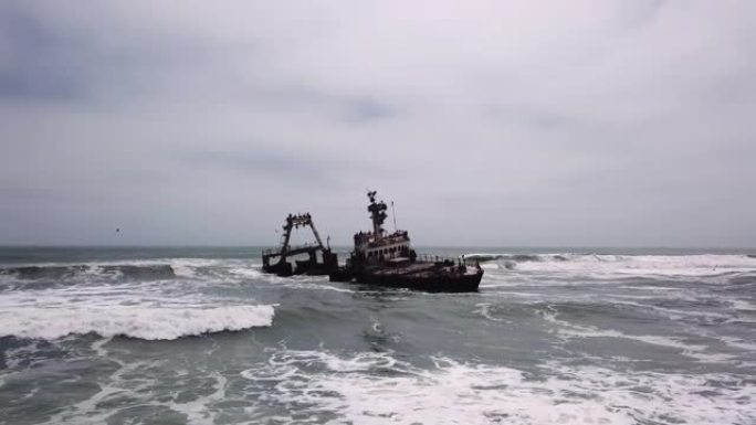 沉没的拖网渔船，沉船。纳米比亚骨架海岸的老生锈金属船Zeila