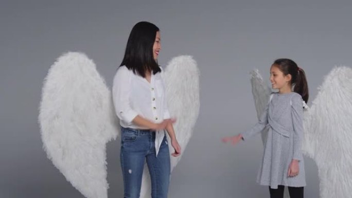 工作室拍摄了天使翅膀上的女人和女孩
