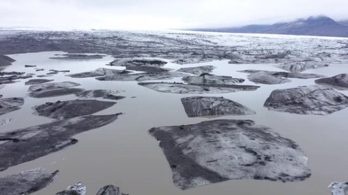 飞越冰岛Vatnajokull国家公园Svinafellsjokull湖融化的冰山。全球变暖和气候变