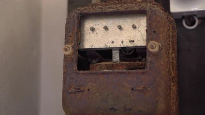 废弃建筑中的旧生锈电表。幽灵镇Kolmanskop
