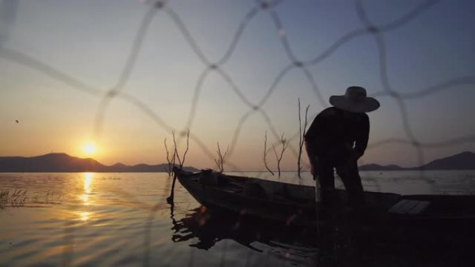 渔夫早上在水中投掷渔网捕鱼的当地生活方式录像