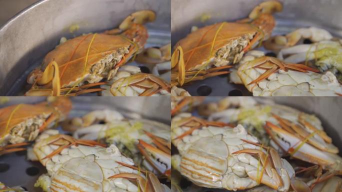 蓝色梭子蟹放在蒸汽锅上，刚刚吃完。蒸螃蟹。热。来自泰国的传统海鲜。泰国菜。